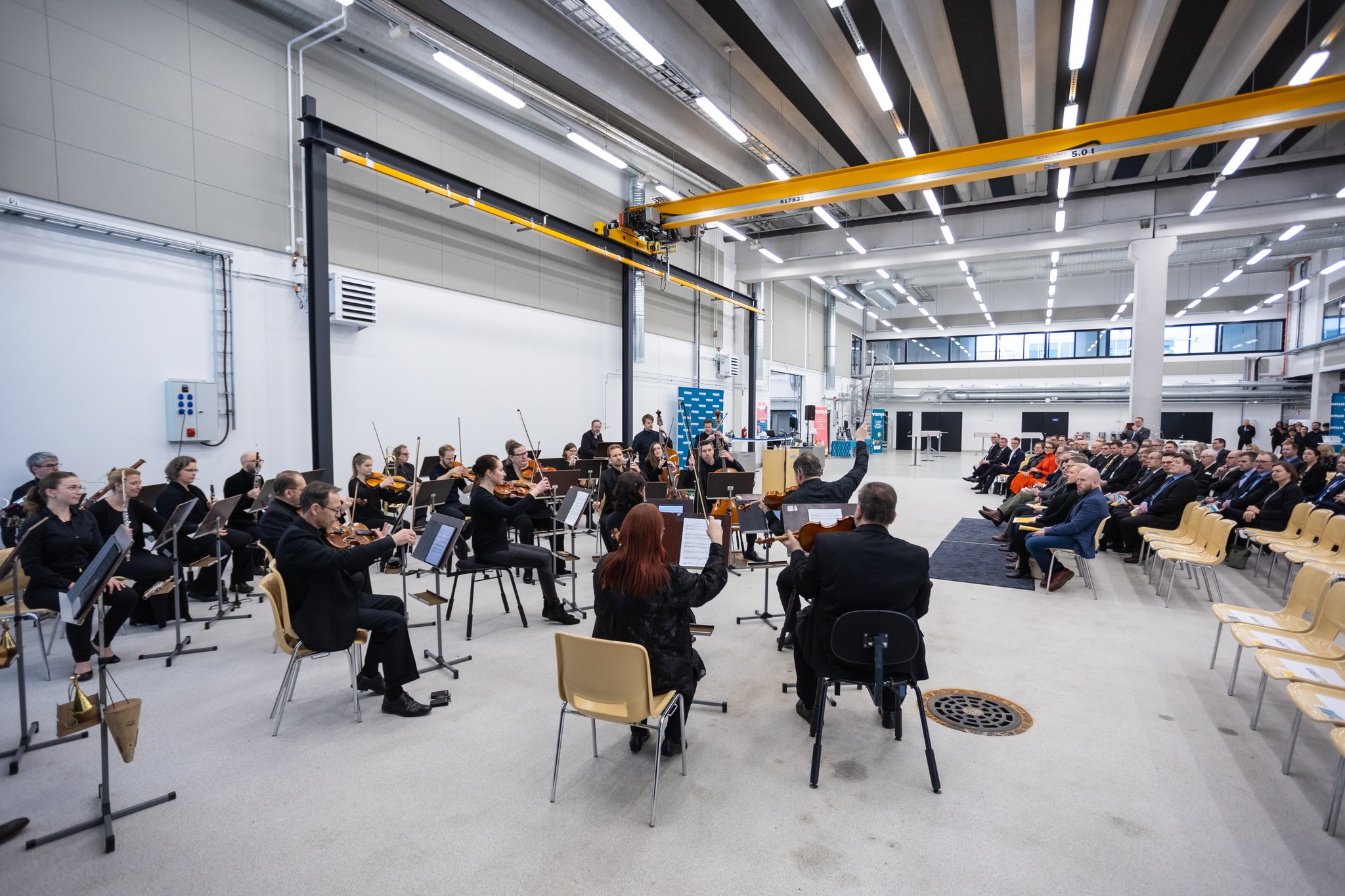 Invigning av ATM-hallen. Vasa stadsorkester i förgrunden och publiken i bakgrunden.