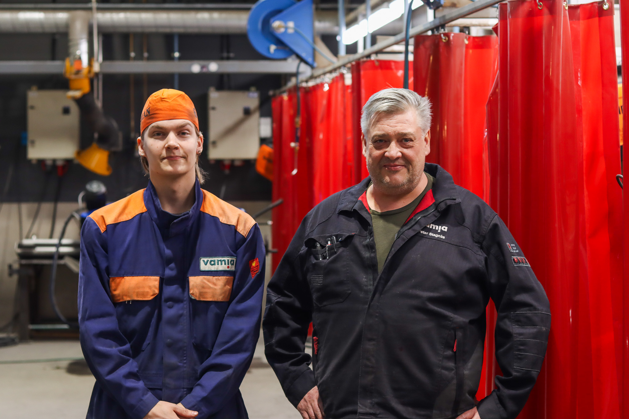 Opiskelija Adam Kontiokari ja opettaja Peter Stagnäs hitsaushallissa.