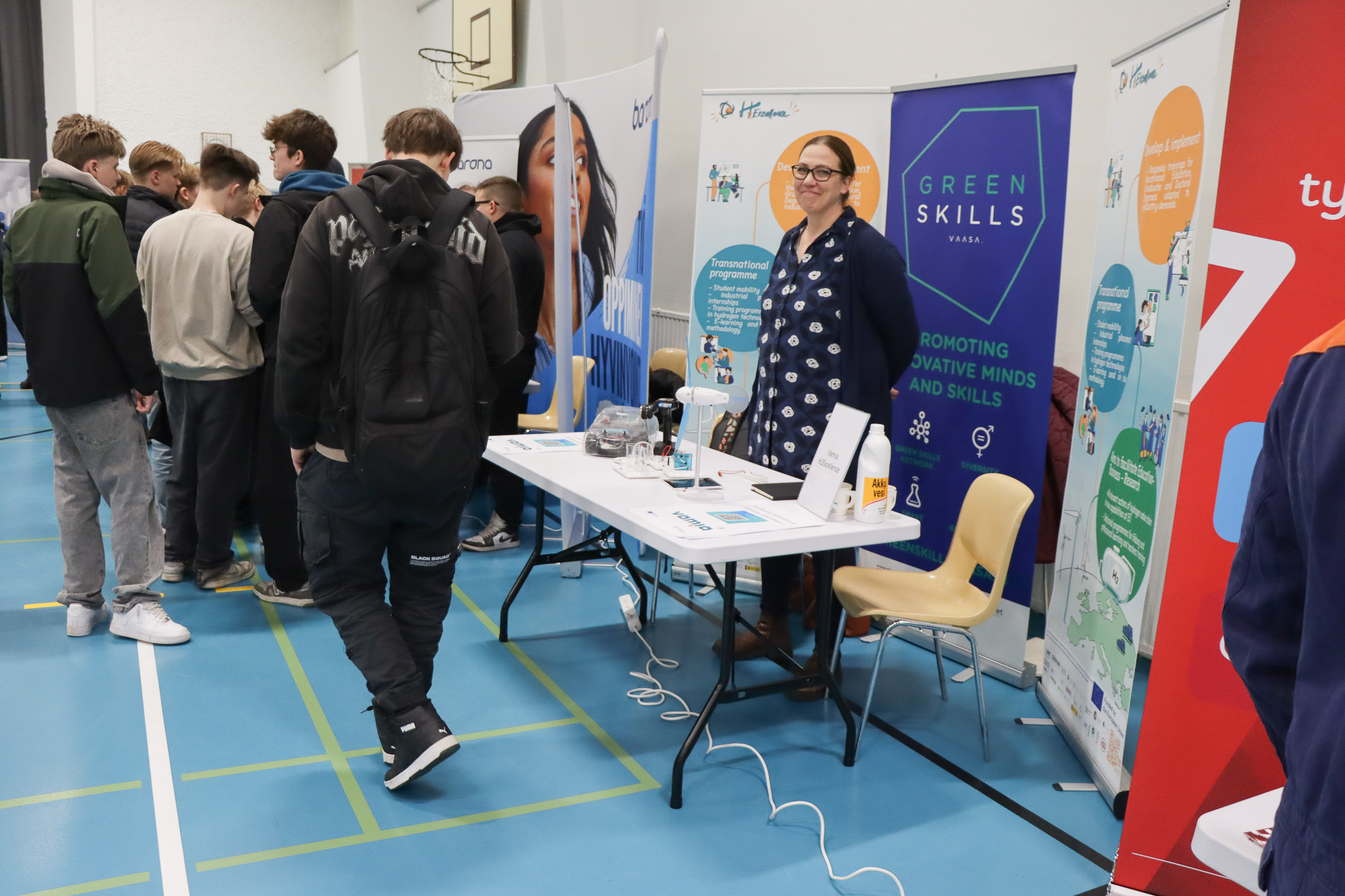 Näytteilleasettaja ja opiskelijoita Vamian teknologiatiistain työelämämessuilla.